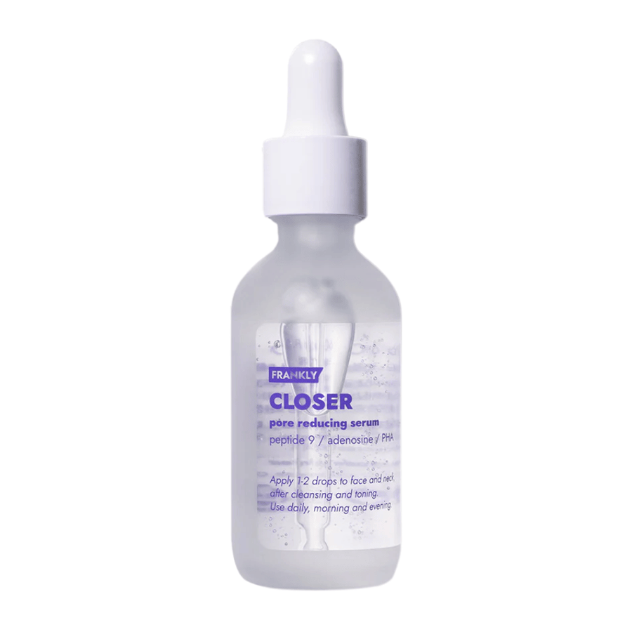 Produktový obrázok FRANKLY Closer Pore Reducing Serum v sklenenej fľaške s pipetou. Sérum, ktoré zjemňuje póry a poskytuje pevnejšiu, jasnejšiu pleť.