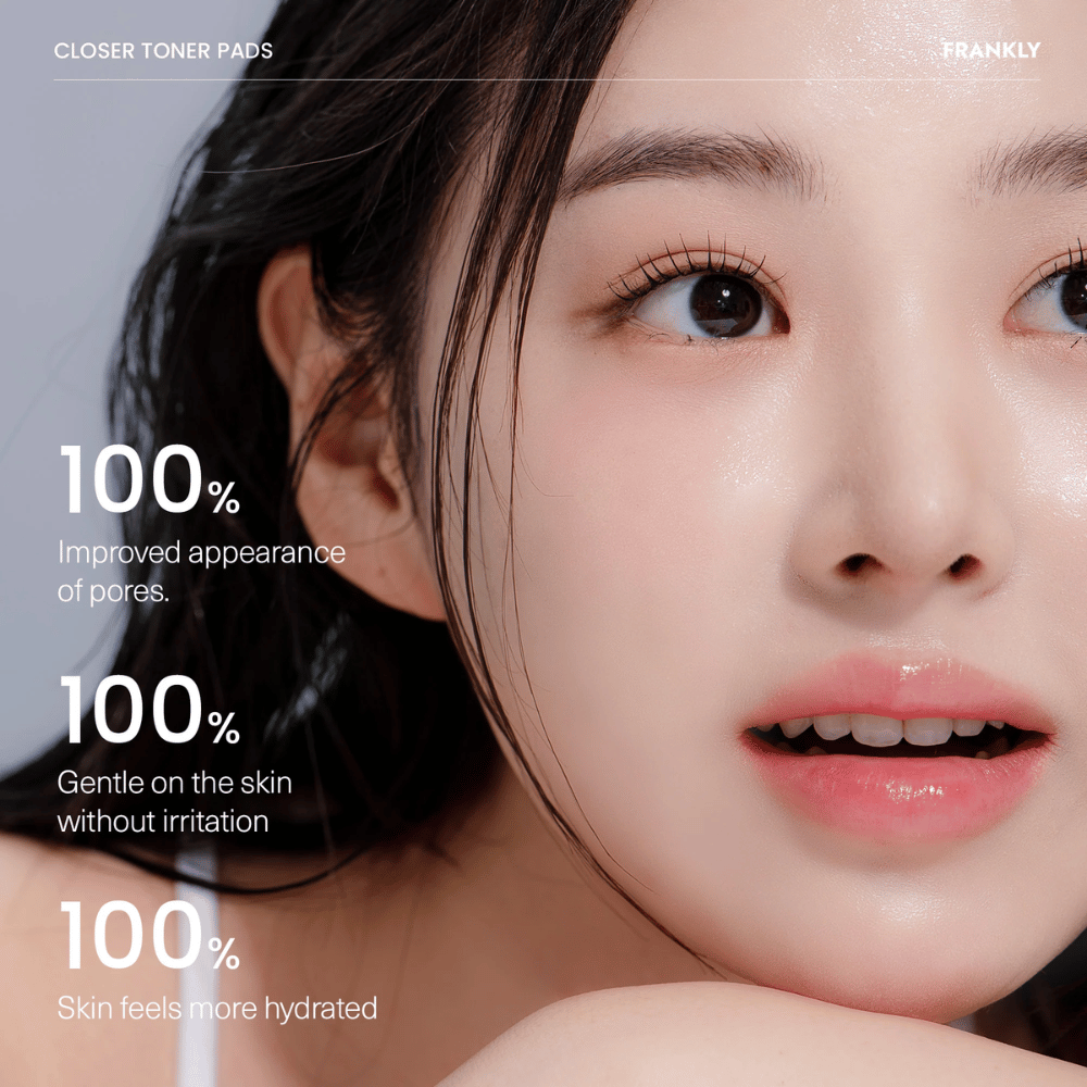 Žena s FRANKLY Closer Toner Pads ukazuje výsledky: 100 % zlepšená štruktúra pórov, 100 % hydratovaná pokožka a 100 % bez podráždenia.