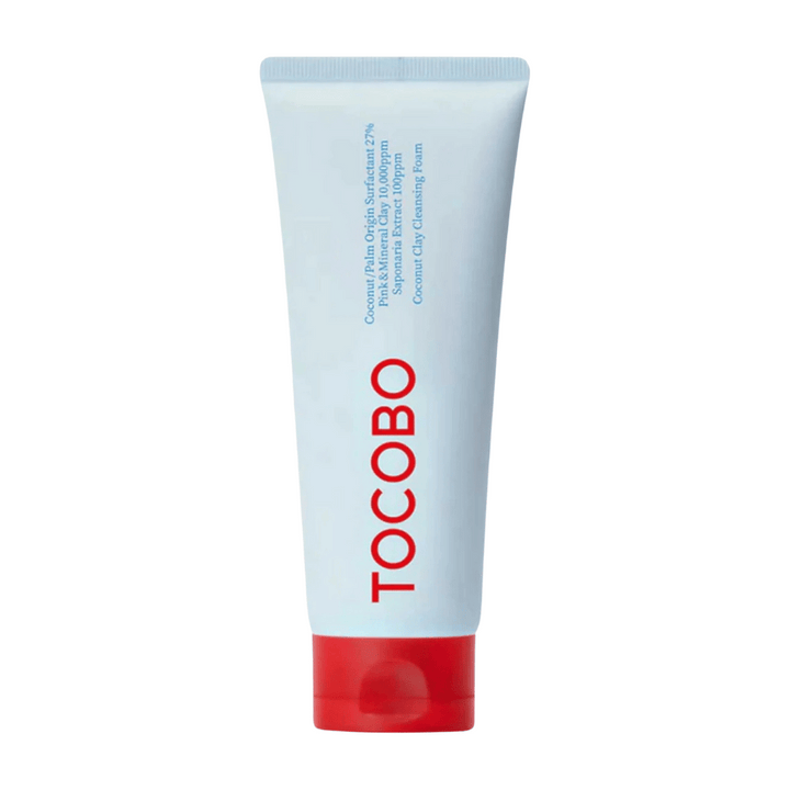 Tuba TOCOBO Coconut Clay Cleansing Foam je viditeľná. Tuba je svetlomodrá s červeným uzáverom a textom "TOCOBO" veľkými písmenami na prednej strane. Produkt je opísaný ako čistiaca pena s kokosovým ílom a obsahuje prírodné ingrediencie.