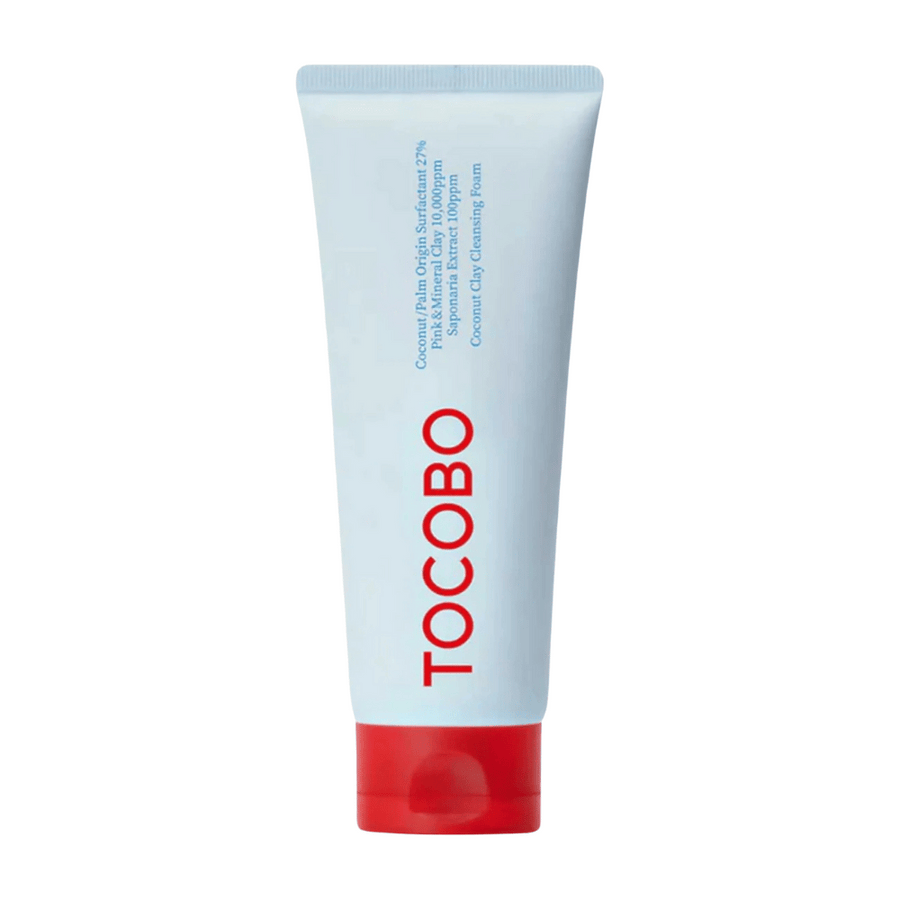 Tuba TOCOBO Coconut Clay Cleansing Foam je viditeľná. Tuba je svetlomodrá s červeným uzáverom a textom "TOCOBO" veľkými písmenami na prednej strane. Produkt je opísaný ako čistiaca pena s kokosovým ílom a obsahuje prírodné ingrediencie.