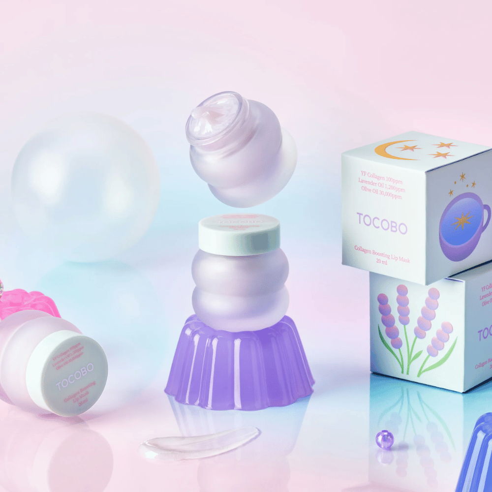 Viacero nádob TOCOBO Collagen Boosting Lip Mask s kreatívnym pastelovým pozadím.