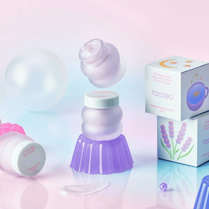 Viacero nádob TOCOBO Collagen Boosting Lip Mask s kreatívnym pastelovým pozadím.