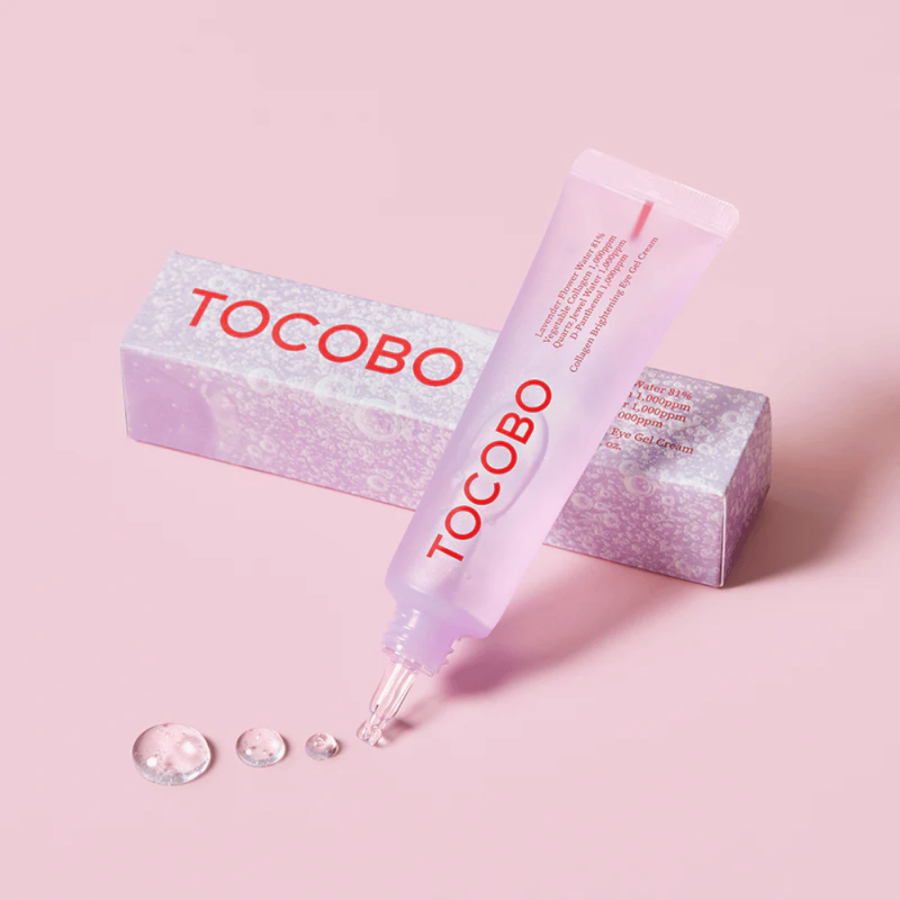 Obrázok ukazuje produkt od TOCOBO, ktorý je "Collagen Brightening Eye Gel Cream". Balenie je ružové s priehľadným gélom, ktorý vychádza z tuby. Produkt sa zdá byť určený na rozjasnenie a hydratáciu okolo očnej oblasti.