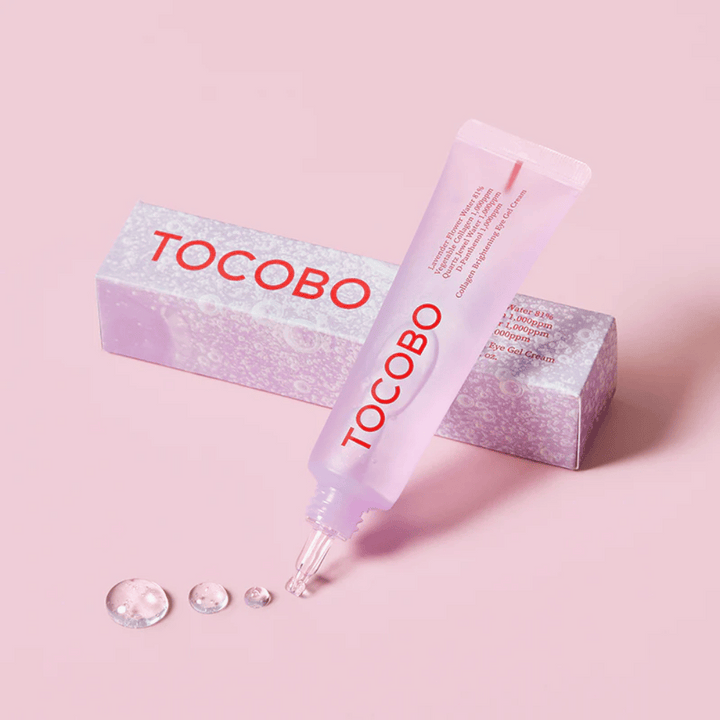 Obrázok ukazuje produkt od TOCOBO, ktorý je "Collagen Brightening Eye Gel Cream". Balenie je ružové s priehľadným gélom, ktorý vychádza z tuby. Produkt sa zdá byť určený na rozjasnenie a hydratáciu okolo očnej oblasti.