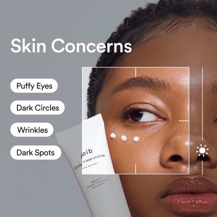 Žena aplikuje Abib Collagen Eye Crème pod oko na liečbu opuchov, tmavých kruhov, vrások a pigmentových škvŕn.