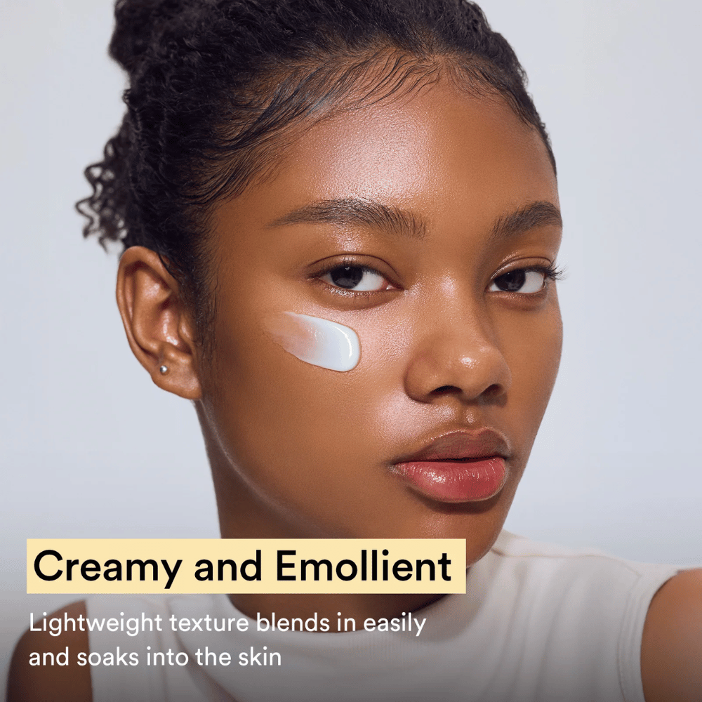 Žena s Abib Collagen Eye Crème na líci. Produkt má hodvábnu konzistenciu, ktorá sa rýchlo vstrebáva a vyhladzuje povrch pokožky.