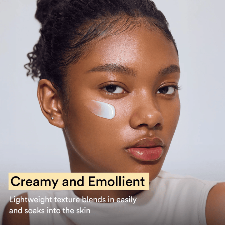 Žena s Abib Collagen Eye Crème na líci. Produkt má hodvábnu konzistenciu, ktorá sa rýchlo vstrebáva a vyhladzuje povrch pokožky.