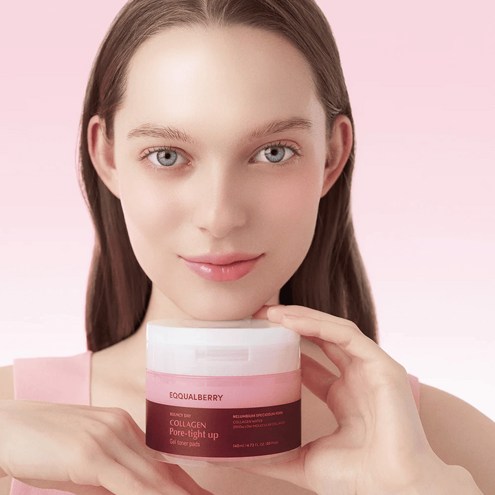 Žena drží pohár Collagen Pore-Tight Up Gel Toner Pads, s ružovým pozadím a úsmevom. Pohár je označený názvom produktu a obsahuje tonerové podložky na zlepšenie pevnosti pokožky a zmenšenie veľkosti pórov.