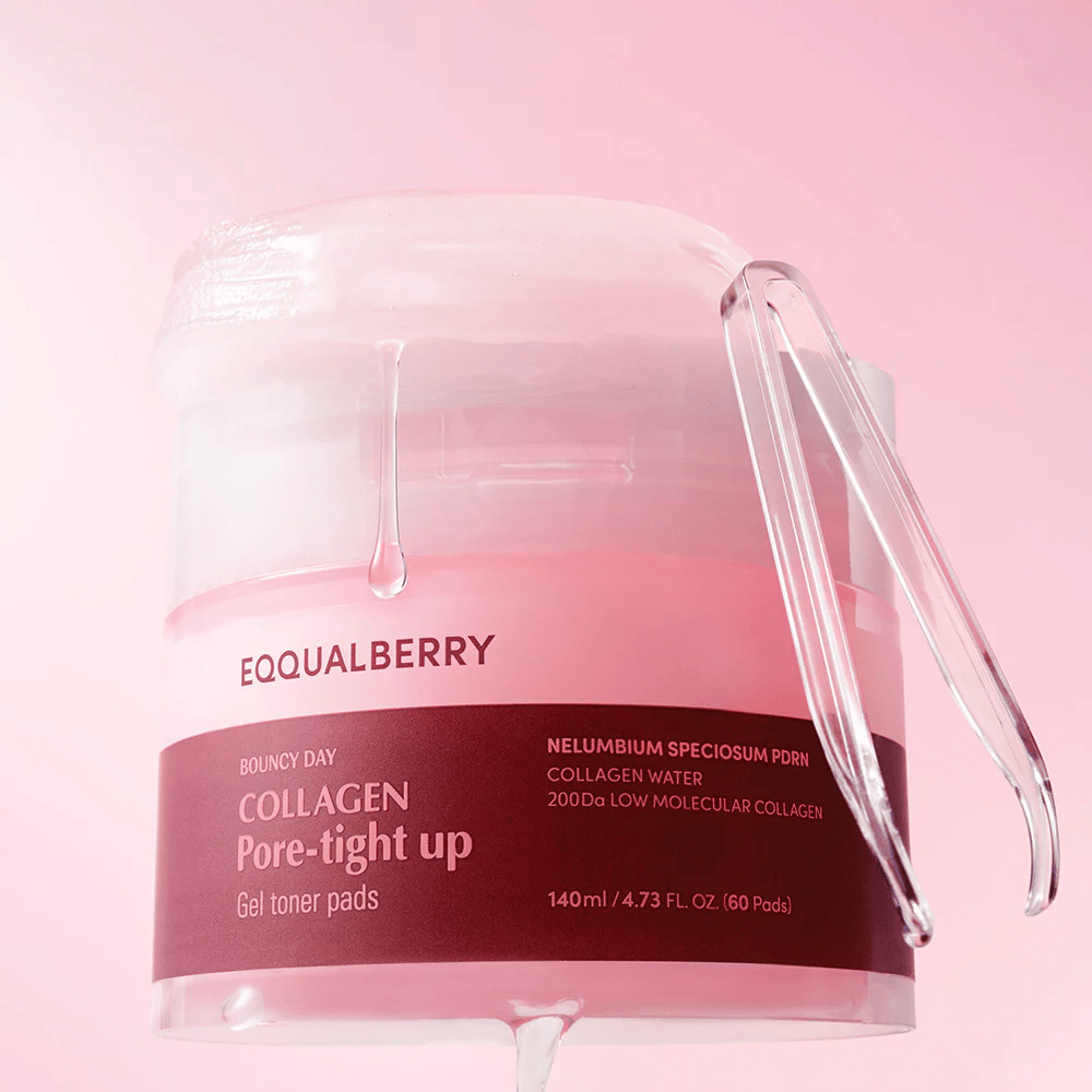 Balenie Collagen Pore-Tight Up Gel Toner Pads, s ružovým tónom a aktívnymi zložkami ako kolagén a Nelumbium Speciosum. Produkt ukazuje, ako gél z masky kvapká z okraja pohára.