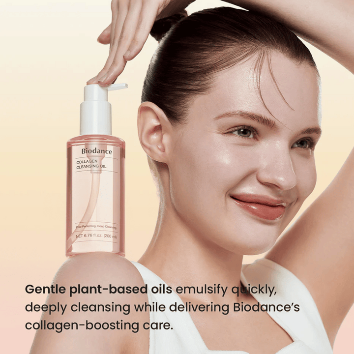 Usmievajúca sa žena s lesklou pokožkou používa Biodance Collagen Cleansing Oil. Produkt je jasne zobrazený s textom o rastlinných olejoch a čistení podporujúcom kolagén.