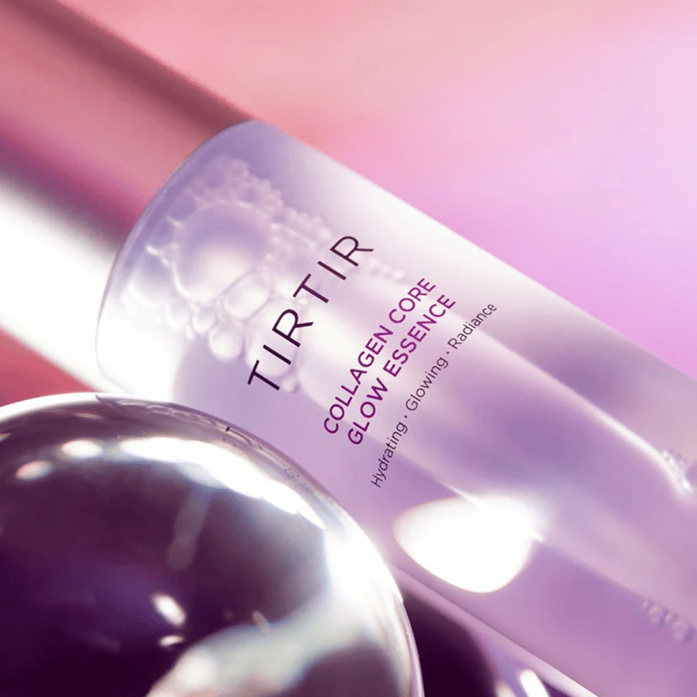 Detailný záber TIRTIR Collagen Core Glow Essence – rozjasňujúca esencia v elegantnej fialovej fľaši so zameraním na hydratáciu a prirodzený lesk pokožky.