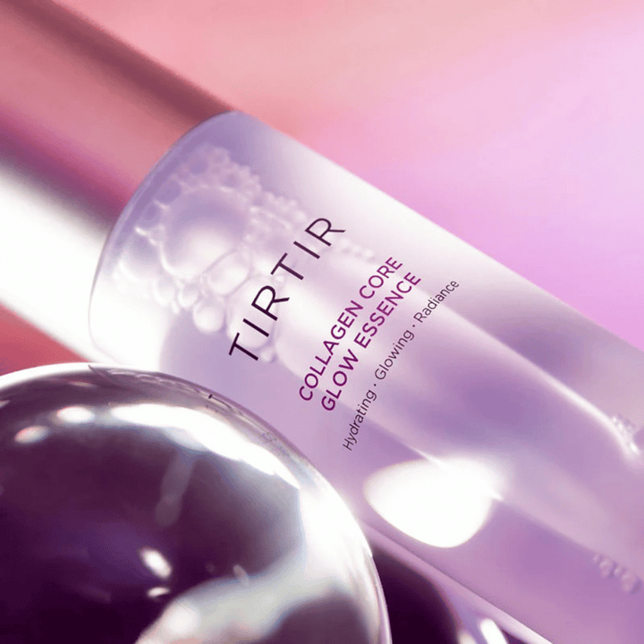Detailný záber TIRTIR Collagen Core Glow Essence – rozjasňujúca esencia v elegantnej fialovej fľaši so zameraním na hydratáciu a prirodzený lesk pokožky.