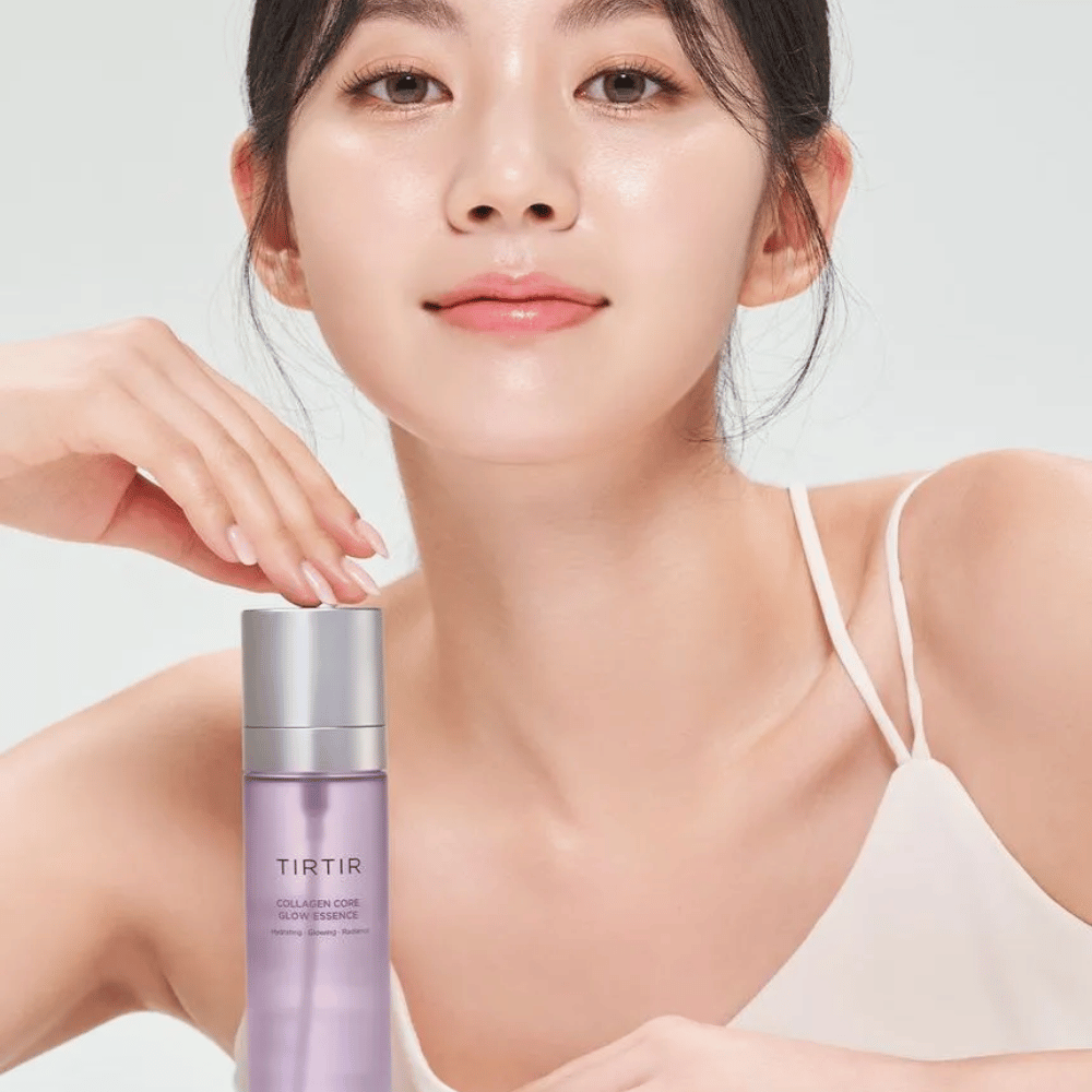 Žena so žiarivou pleťou pózuje s TIRTIR Collagen Core Glow Essence – rozjasňujúca esencia pre pevnejšiu a hydratovanú pokožku.
