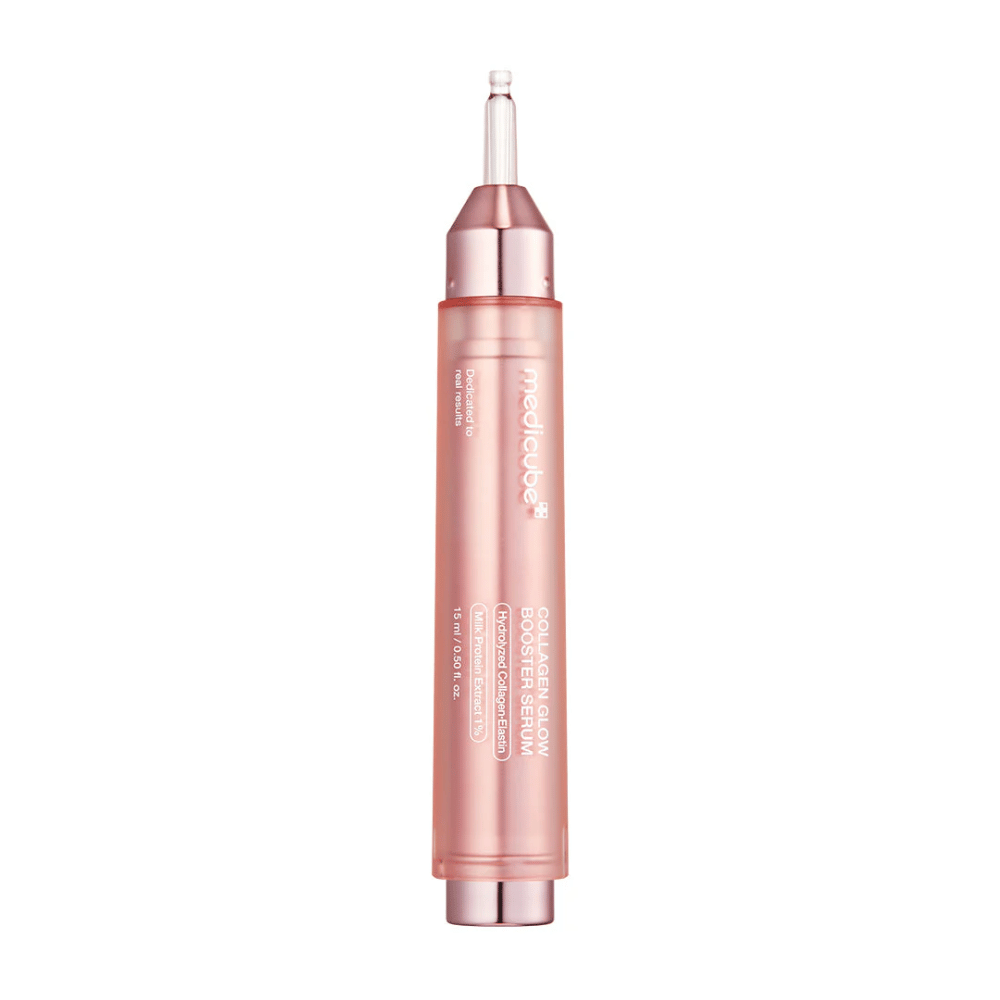 Medicube Collagen Glow Booster Serum je pokročilý produkt starostlivosti o pleť navrhnutý na zlepšenie žiarivosti a elasticity pokožky. Balenie je elegantné v ružovej farbe, čo zdôrazňuje zameranie séra na dodanie mladistvého a žiarivého vzhľadu pokožke.