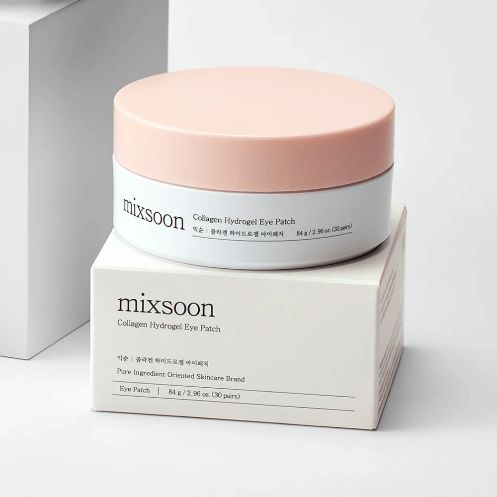 Obrázok Mixsoon Collagen Hydrogel Eye Patch. Nádoba je ružová a biela a obsahuje 84 g očných náplastí s kolagénom. Leží na bielom kartóne s textom, ktorý opisuje produkt a jeho obsah. Dizajn je elegantný a moderný, ideálny na starostlivosť o oči.