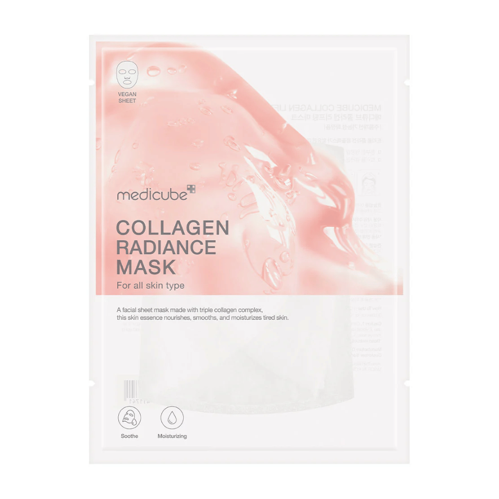 Balenie "Medicube Collagen Radiance Mask," masky na tvár s tromi typmi kolagénových komplexov. Maska je určená pre všetky typy pleti a sľubuje hydratáciu, vyhladenie a lesk unavenej pokožke. Balenie je vo svetlej farbe s jasným textom a grafickými prvkami, ktoré zvýrazňujú vlastnosti produktu.