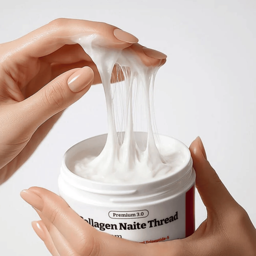 Detailný pohľad na MEDIPEEL Collagen Naite Thread Neck Cream Premium 3.0 ukazuje vláknitú, elastickú textúru krému s kolagénom, ktorý poskytuje intenzívnu hydratáciu a pevnejšiu pokožku na krku a čeľustnej línii.