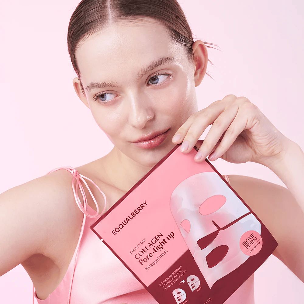 Žena drží balenie pleťovej masky Collagen Pore-tight Up Hydrogel Mask pred sebou, zatiaľ čo sa pozerá na stranu s prirodzenou, sviežou pleťou.