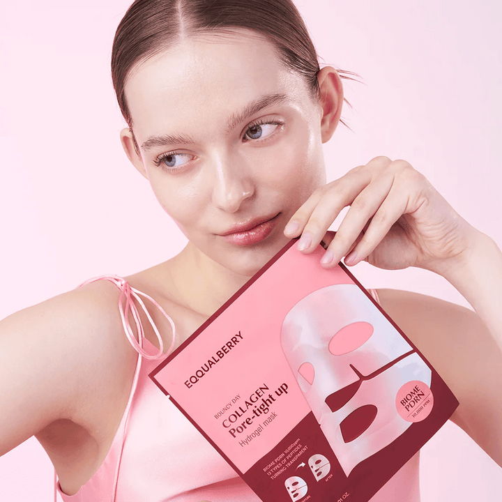Žena drží balenie pleťovej masky Collagen Pore-tight Up Hydrogel Mask pred sebou, zatiaľ čo sa pozerá na stranu s prirodzenou, sviežou pleťou.