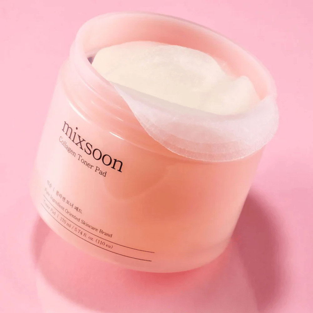 Mixsoon Collagen Toner Pad so 110 podložkami v ružovej nádobe, fotografovaný na ružovom pozadí.