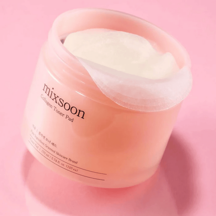 Mixsoon Collagen Toner Pad so 110 podložkami v ružovej nádobe, fotografovaný na ružovom pozadí.