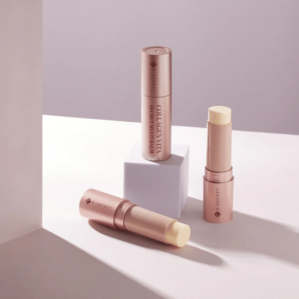 Tri K-Secret Collagen Vita Secret Multi Balm v rôznych pozíciách, otvorené aj zatvorené.