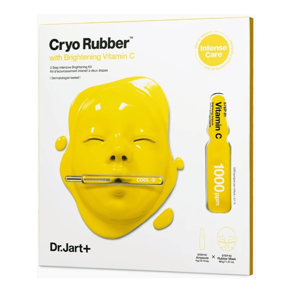 Dr.Jart+ kozmetický produkt s názvom 'Cryo Rubber™ s rozjasňujúcim vitamínom C'. Balenie zobrazuje žltú pleťovú masku, ktorá kvapká tekutinou. Uvádza sa, že je to '2-kroková intenzívna rozjasňujúca sada' a že je 'dermatologicky testovaná'. Ilustrácia 'Vitamín C 1000ppm' sa nachádza vpravo.