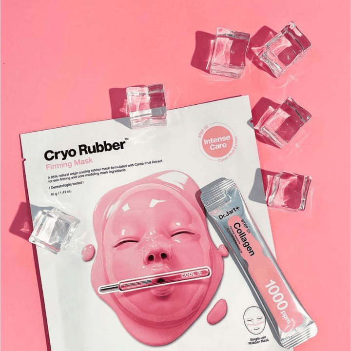 Obrázok produktu Dr.Jart+ Cryo Rubber™ Firming Mask obklopený kockami ľadu na ružovom pozadí, spolu s tubou označenou "Kolagén 1000 ppm".
