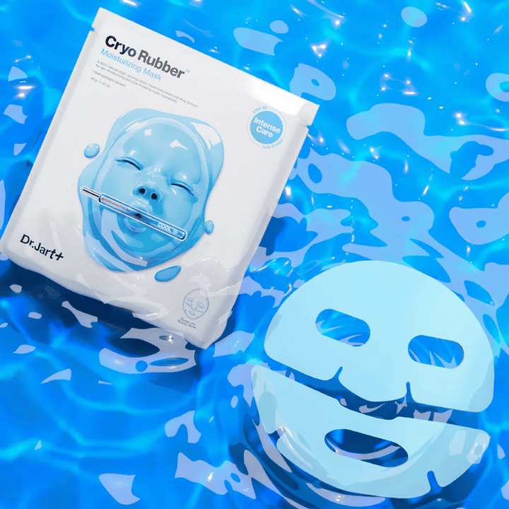 Dr.Jart+ Cryo Rubber Moisturizing Mask v modrom balení leží na vodnej hladine spolu s modrou gumovou maskou. Produkt je vyzdvihnutý ako intenzívna hydratačná starostlivosť.