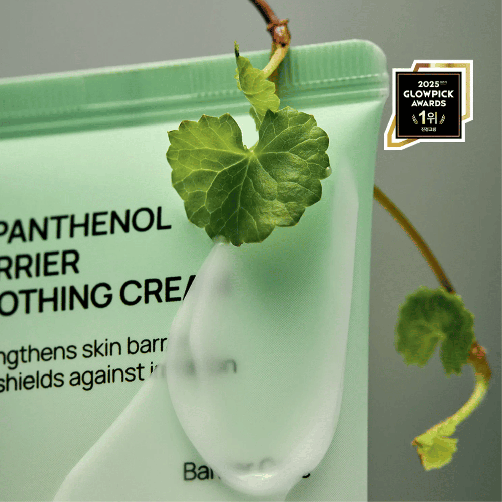 Jumiso D-Panthenol Barrier Soothing Cream s krémom a zelenou rastlinou, zdôrazňuje prírodné zložky.