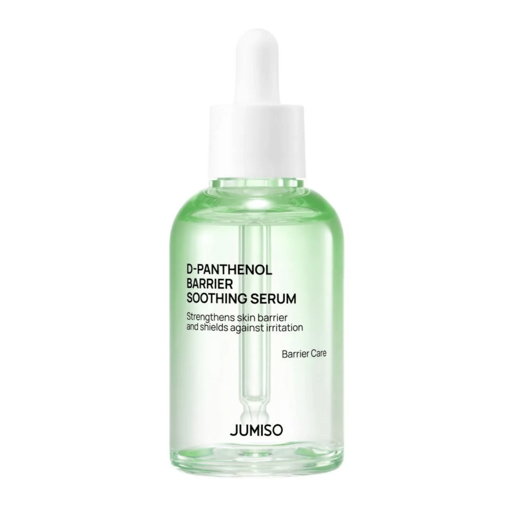 Štúdiová fotografia Jumiso D-Panthenol Barrier Soothing Serum v zelenej sklenenej fľaštičke s pipetou, na bielom pozadí.