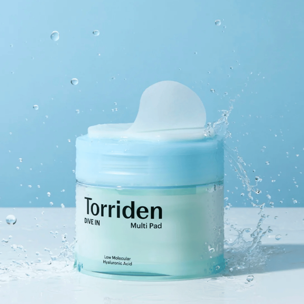 Torriden "DIVE IN Multi Pad" s kvapkami vody vo vzduchu na modrom pozadí.