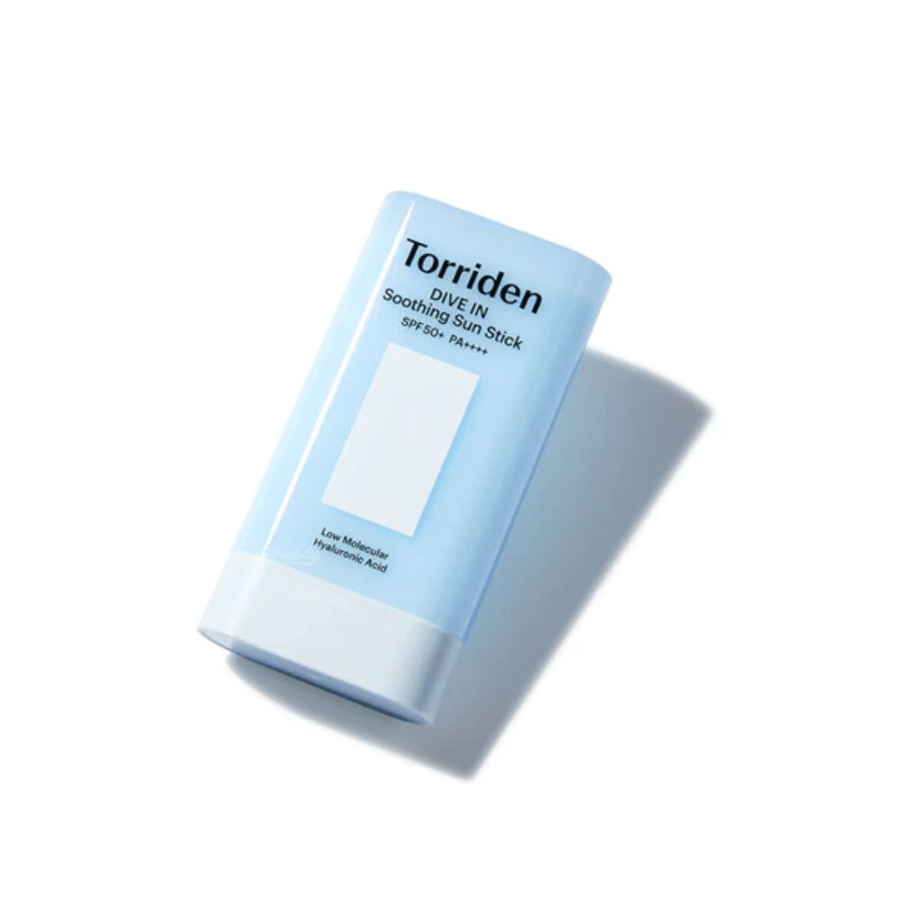 Torriden DIVE IN Soothing Sun Stick SPF50+ PA++++ odfotený pod uhlom, ktorý zvýrazňuje kompaktný a praktický dizajn.