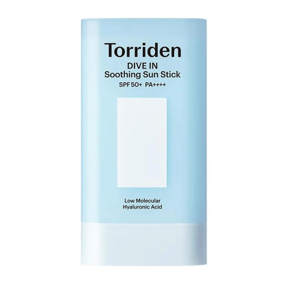 Torriden DIVE IN Soothing Sun Stick SPF50+ PA++++ s nízkomolekulárnou kyselinou hyalurónovou vo svetlomodrom balení na neutrálnom pozadí.