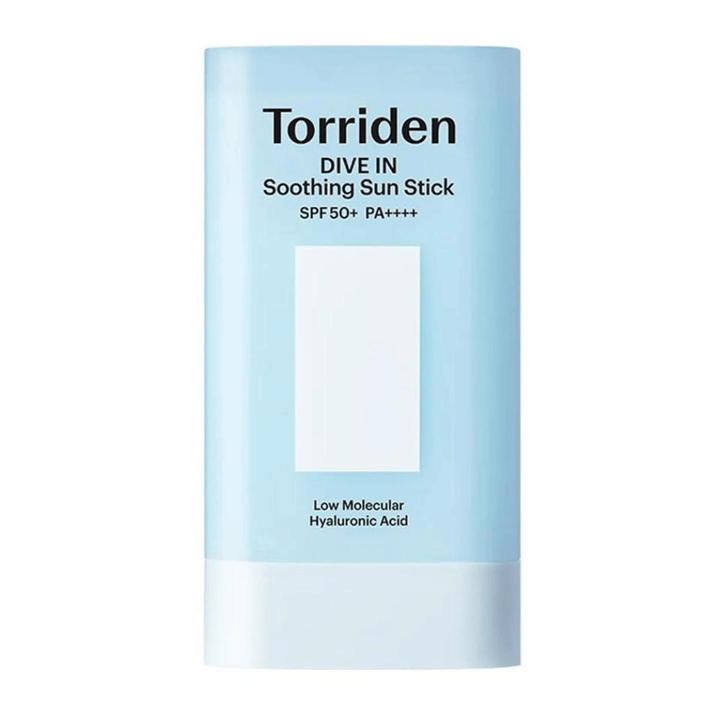 Torriden DIVE IN Soothing Sun Stick SPF50+ PA++++ s nízkomolekulárnou kyselinou hyalurónovou vo svetlomodrom balení na neutrálnom pozadí.