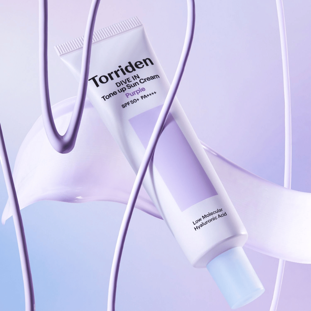 Torriden DIVE IN Tone Up Sun Cream Purple SPF50+ PA++++ prezentovaný v kreatívnom produktovom prostredí s fialovými detailmi, ktoré zdôrazňujú hydratačné zloženie.