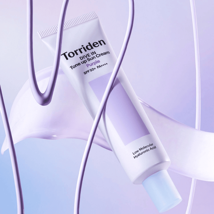 Torriden DIVE IN Tone Up Sun Cream Purple SPF50+ PA++++ prezentovaný v kreatívnom produktovom prostredí s fialovými detailmi, ktoré zdôrazňujú hydratačné zloženie.