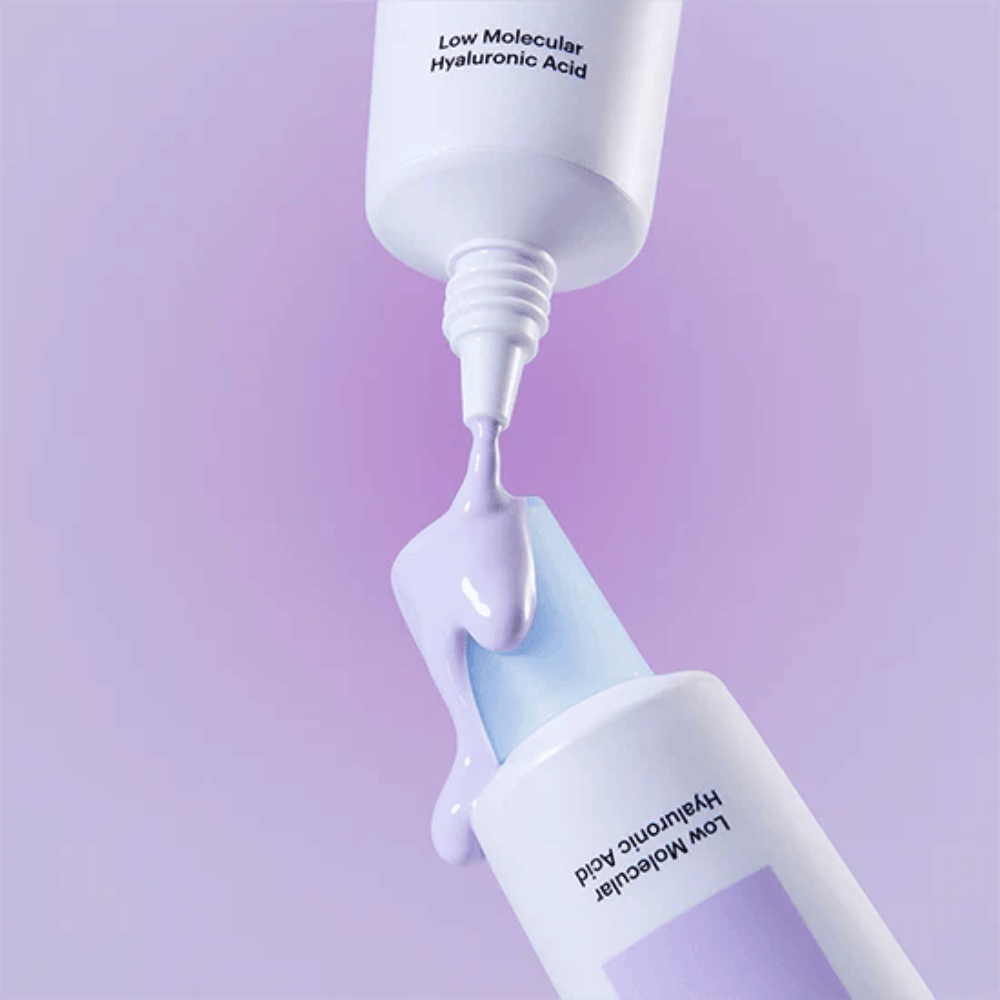 Detailný záber na Torriden DIVE IN Tone Up Sun Cream Purple, kde sa fialový krém nanáša z tuby, aby ilustroval konzistenciu produktu.