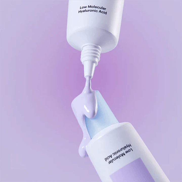 Detailný záber na Torriden DIVE IN Tone Up Sun Cream Purple, kde sa fialový krém nanáša z tuby, aby ilustroval konzistenciu produktu.