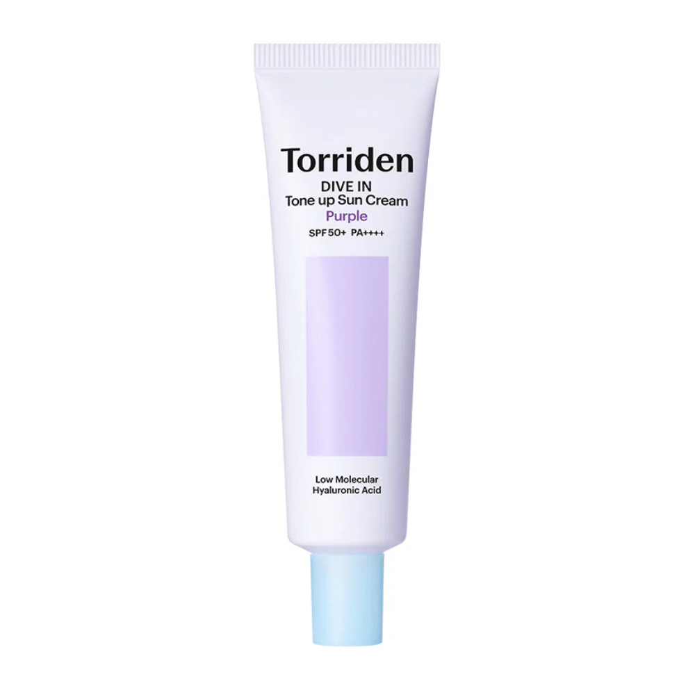 Torriden DIVE IN Tone Up Sun Cream Purple SPF50+ PA++++ v bielej a fialovej tube s nízkomolekulárnou kyselinou hyalurónovou na neutrálnom pozadí.