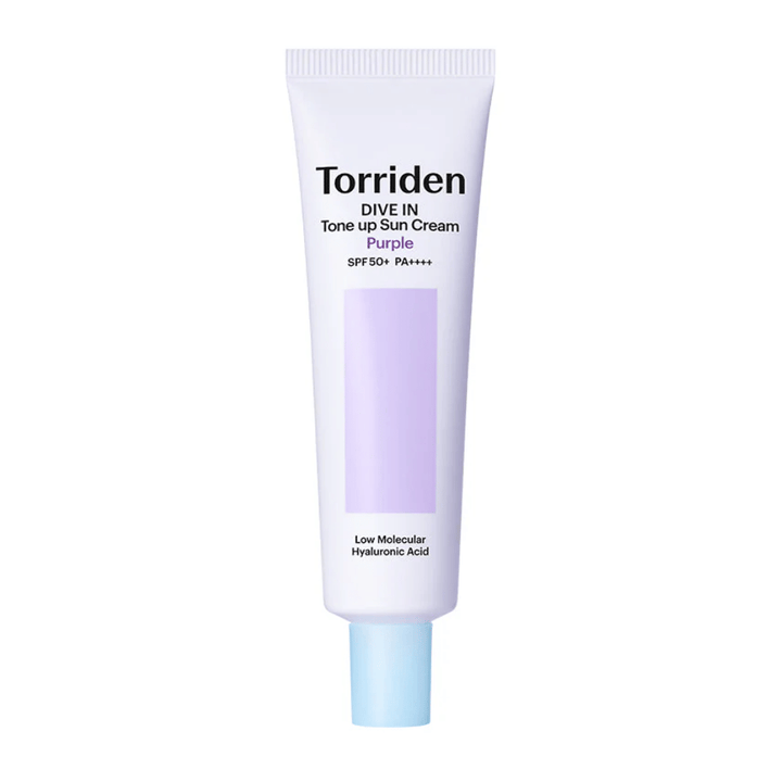 Torriden DIVE IN Tone Up Sun Cream Purple SPF50+ PA++++ v bielej a fialovej tube s nízkomolekulárnou kyselinou hyalurónovou na neutrálnom pozadí.