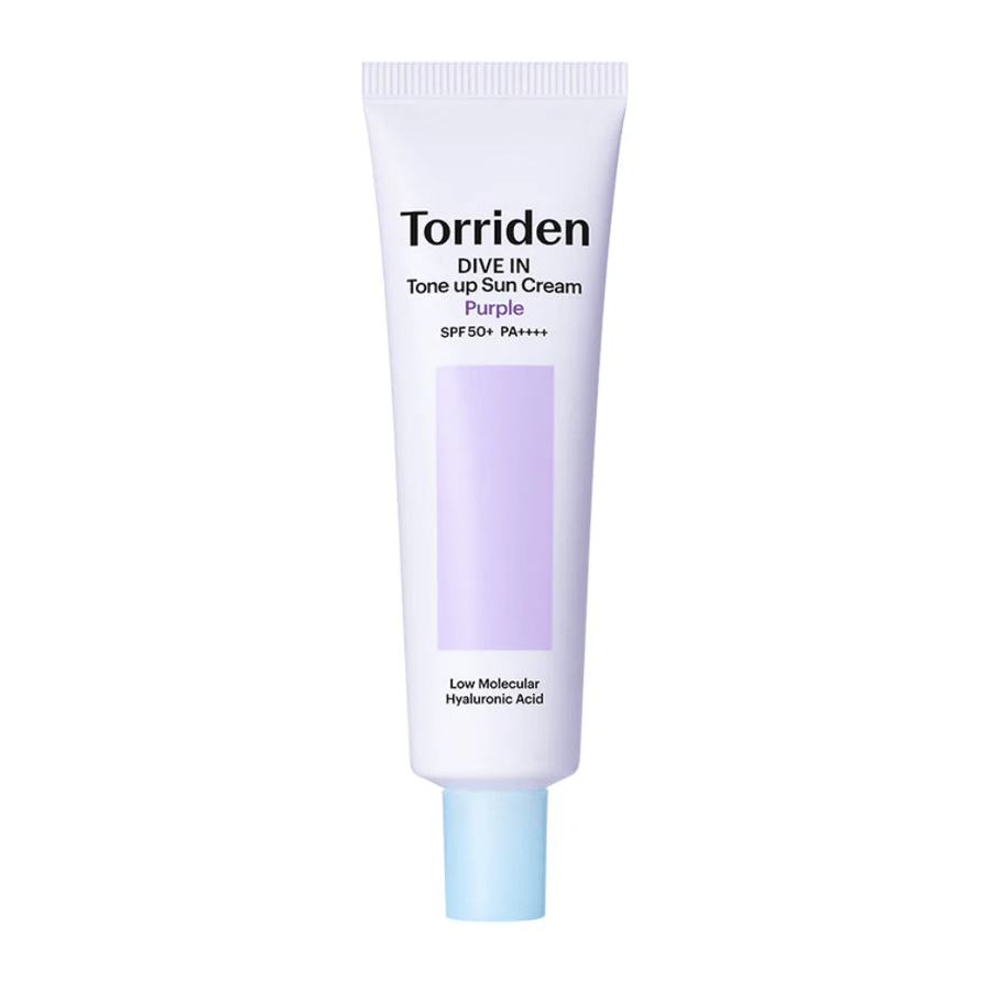 Torriden DIVE IN Tone Up Sun Cream Purple SPF50+ PA++++ v bielej a fialovej tube s nízkomolekulárnou kyselinou hyalurónovou na neutrálnom pozadí.