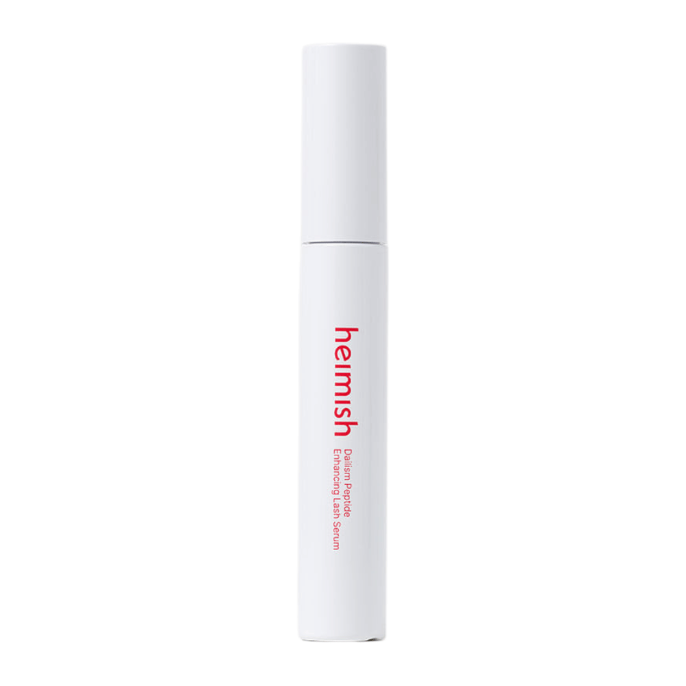 Produktová fotografia Heimish Dailism Peptide Enhancing Lash Serum na svetlom pozadí. Sérum na starostlivosť o riasy je prezentované v elegantnom bielom balení so zameraním na každodennú starostlivosť a posilňujúci účinok pre riasy.