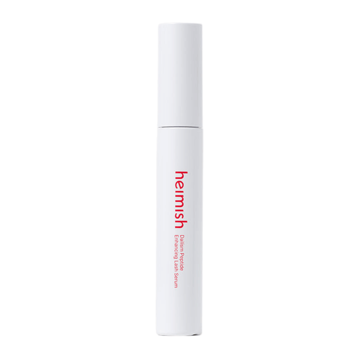 Produktová fotografia Heimish Dailism Peptide Enhancing Lash Serum na svetlom pozadí. Sérum na starostlivosť o riasy je prezentované v elegantnom bielom balení so zameraním na každodennú starostlivosť a posilňujúci účinok pre riasy.