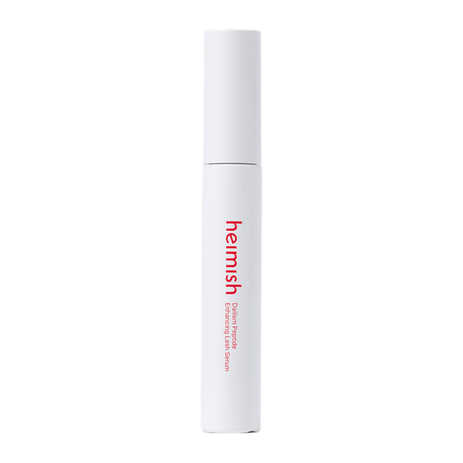 Produktová fotografia Heimish Dailism Peptide Enhancing Lash Serum na svetlom pozadí. Sérum na starostlivosť o riasy je prezentované v elegantnom bielom balení so zameraním na každodennú starostlivosť a posilňujúci účinok pre riasy.