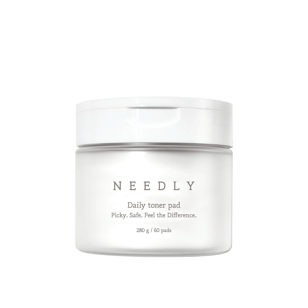 Biela nádoba s Needly Daily Toner Pad. Balenie má minimalistický text, ktorý popisuje produkt a obsahuje 280 g, čo zodpovedá 60 tonerovým tampónom. Text znie 'Picky. Safe. Feel the Difference.