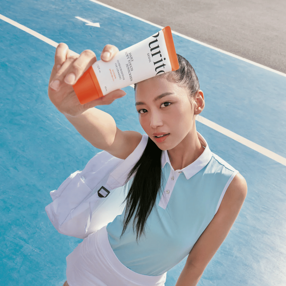 Purito Daily Soft Touch Sunscreen je ideálnou voľbou pre tých, ktorí majú aktívny životný štýl. S SPF50+ PA++++ chráni pokožku pred škodlivými UV lúčmi a zároveň udržuje pokožku hydratovanú a vyváženú. Ľahká, hodvábna formula nezanecháva biely film a je vhodná aj pre citlivú pokožku. Obsahuje päť ceramidov a upokojujúcu Centella Asiatica – perfektný pre šport, každodenný život a slnečné dobrodružstvá.