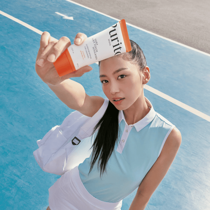 Purito Daily Soft Touch Sunscreen je ideálnou voľbou pre tých, ktorí majú aktívny životný štýl. S SPF50+ PA++++ chráni pokožku pred škodlivými UV lúčmi a zároveň udržuje pokožku hydratovanú a vyváženú. Ľahká, hodvábna formula nezanecháva biely film a je vhodná aj pre citlivú pokožku. Obsahuje päť ceramidov a upokojujúcu Centella Asiatica – perfektný pre šport, každodenný život a slnečné dobrodružstvá.