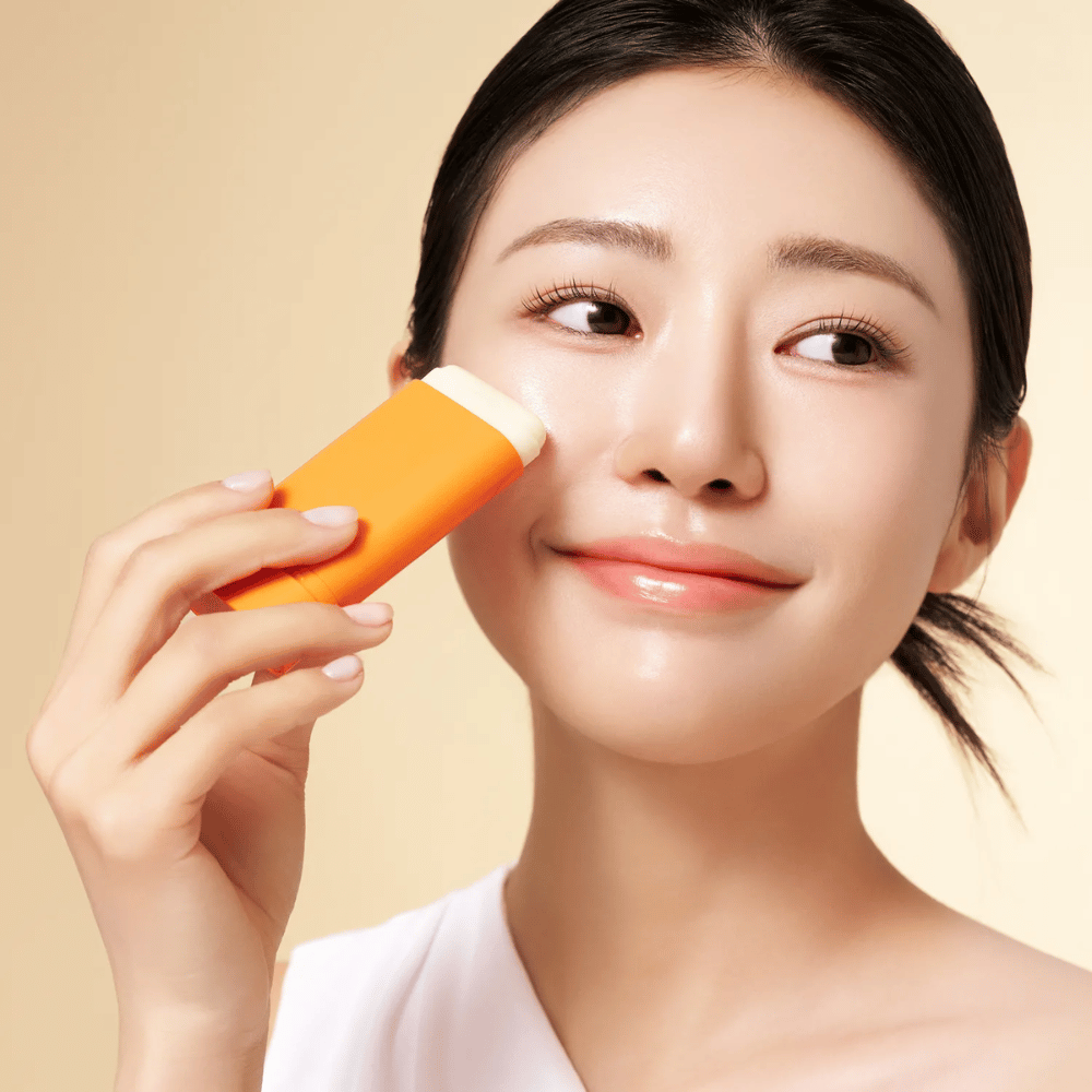 Purito Daily Soft Touch Sunscreen Stick sa ľahko nanáša priamo na pokožku – bez lepkavosti alebo bielych zvyškov. Je ideálny pre citlivú pokožku a poskytuje hodvábnu ochranu pred slnkom s SPF50+ PA++++.