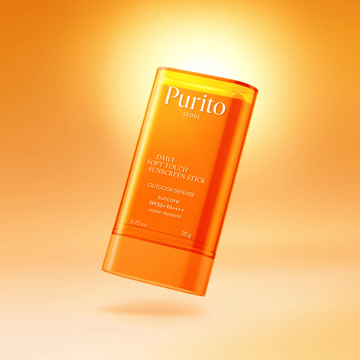 Purito Daily Soft Touch Sunscreen Stick so SPF50+ PA++++ poskytuje vodeodolnú ochranu proti UVA/UVB. Ľahká formula hladko kĺže po pokožke bez lepenia – ideálna pre dennú ochranu vonku.